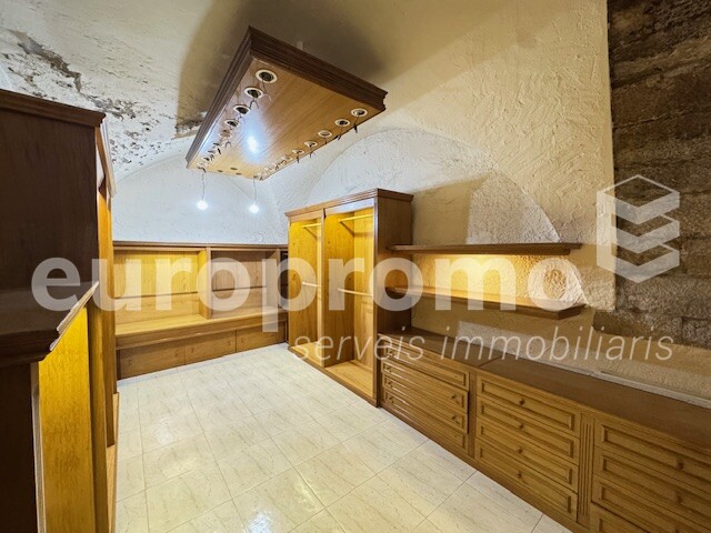 Lloguer local cantoner de 140m2 a Girona Centre.  Punt estratègic!