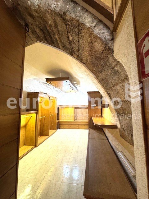 Lloguer local cantoner de 140m2 a Girona Centre.  Punt estratègic!