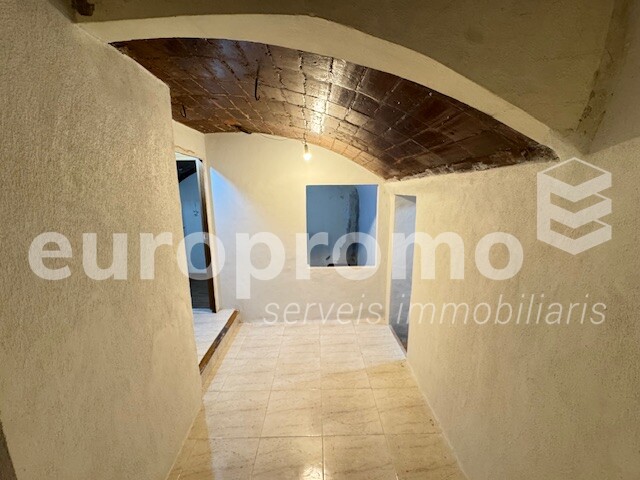 Lloguer local cantoner de 140m2 a Girona Centre.  Punt estratègic!