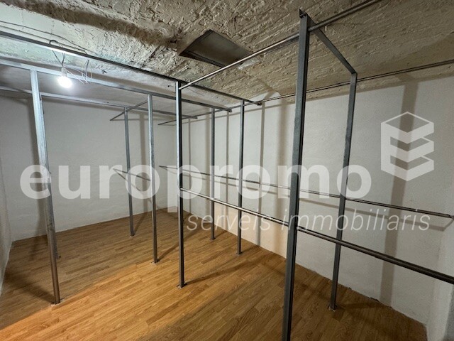 Lloguer local cantoner de 140m2 a Girona Centre.  Punt estratègic!