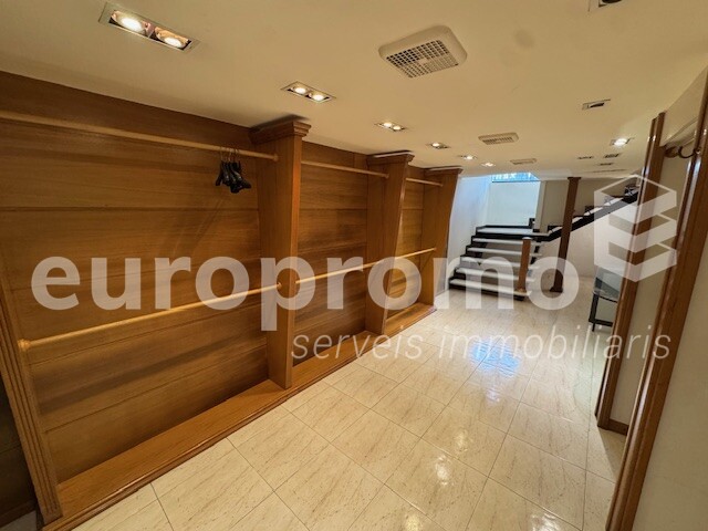 Lloguer local cantoner de 140m2 a Girona Centre.  Punt estratègic!