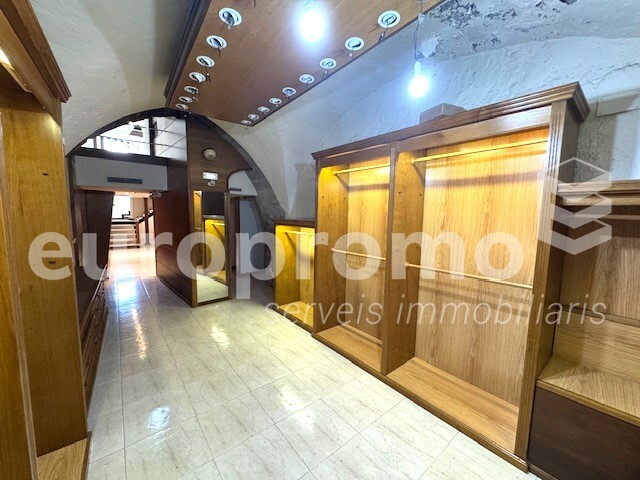 Lloguer local cantoner de 140m2 a Girona Centre.  Punt estratègic!