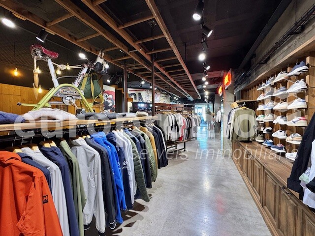 Local de 270 m² situado en primera línea comercial!