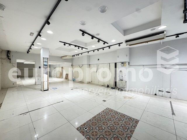 Local de 267m2 i 8ml de façana, siutat al carrer Santa Clara de Girona.