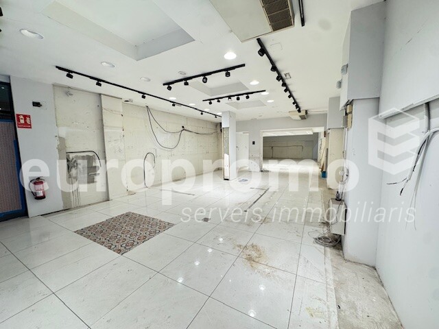 Local de 267m2 i 8ml de façana, siutat al carrer Santa Clara de Girona.