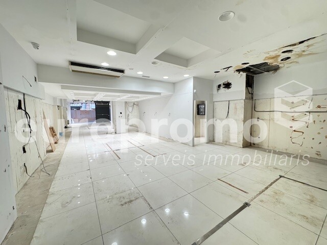 Local de 267m2 i 8ml de façana, siutat al carrer Santa Clara de Girona.