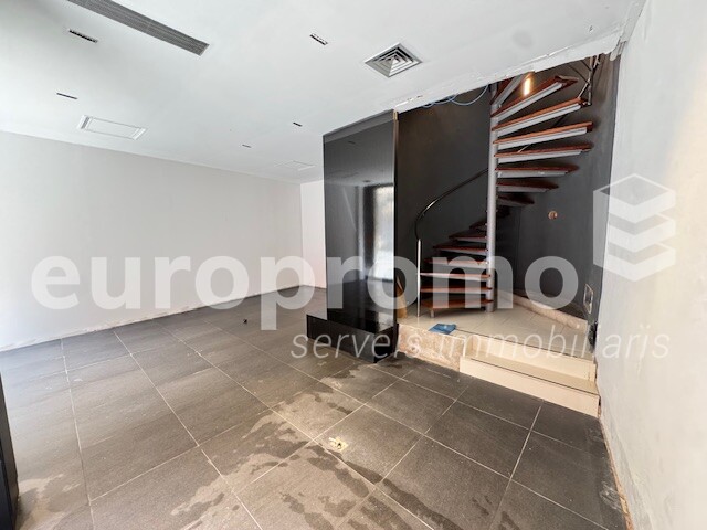 Local de 180m2 a primera línea comercial de Girona!