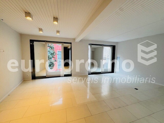 Local de 180m2 a primera línea comercial de Girona!