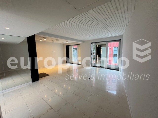 Local de 180m2 a primera línea comercial de Girona!