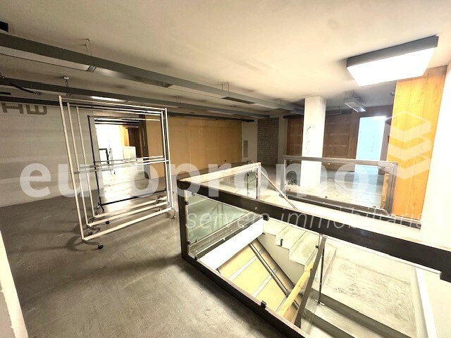 Local de 270m2 situat a primera línea comercial!