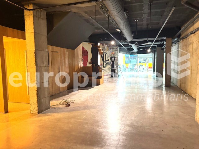 Local de 270m2 situat a primera línea comercial!