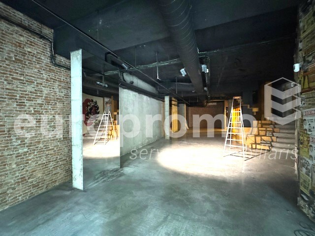 Local de 270m2 situat a primera línea comercial!