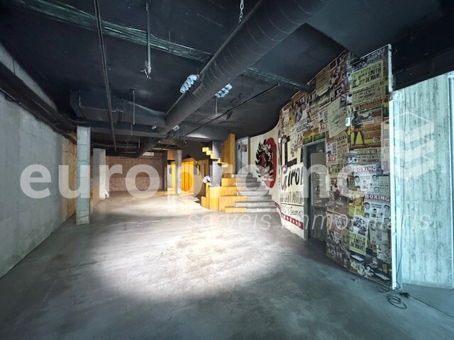 Local de 270m2 situat a primera línea comercial!
