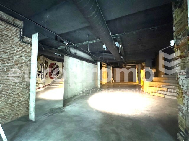 Local de 270m2 situat a primera línea comercial!
