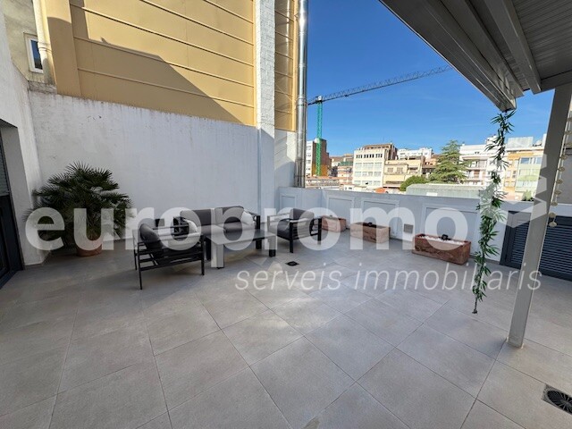 Pis de 151m2 + 70m2 de terrassa situat al centre de Girona!