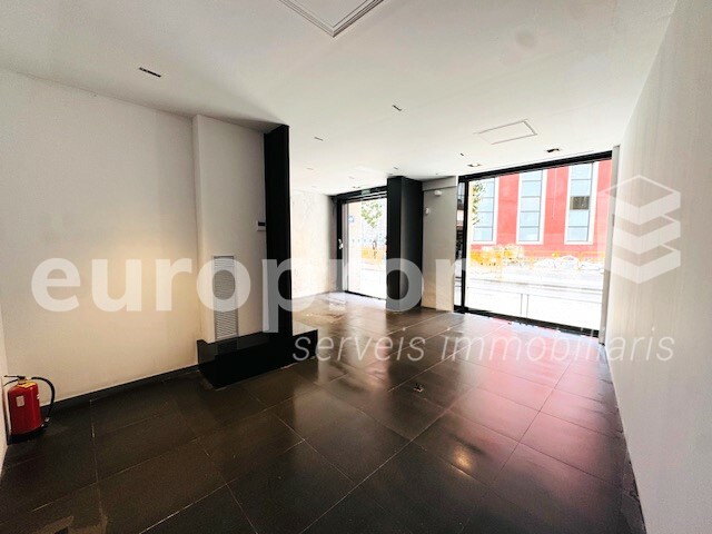 Local de 180m2 a primera línea comercial de Girona!