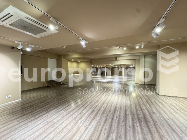 Local comercial de 650m2 amb 10 ml de façana situat al carrer Joan Maragall de Girona