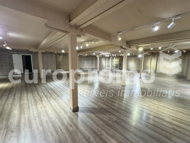 Local comercial de 650m2 amb 10 ml de façana situat al carrer Joan Maragall de Girona