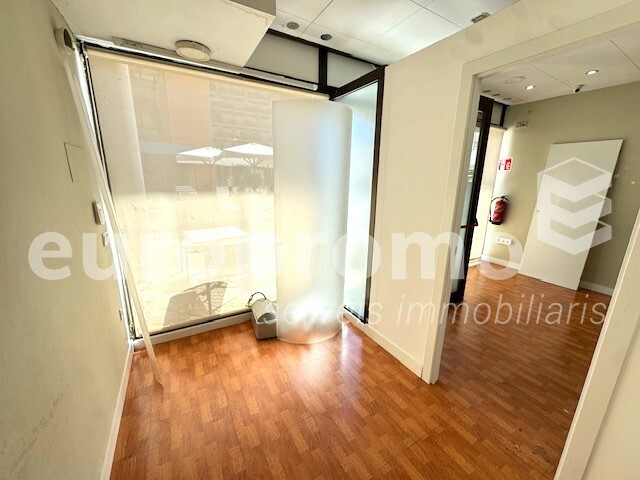 Local comercial de 60m2 situado en el centro de Girona en Plaza Josep Pla!