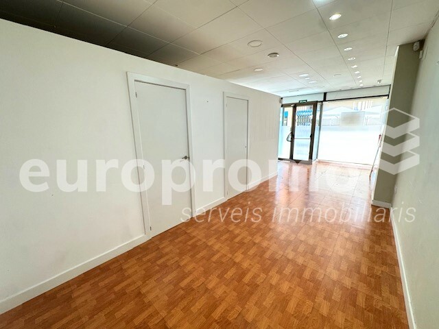 Local comercial de 60m2 situado en el centro de Girona en Plaza Josep Pla!