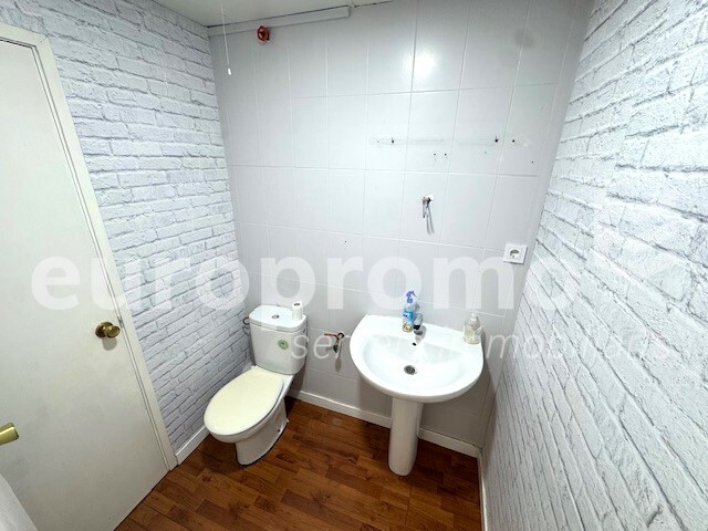 Local comercial de 60m2 situado en el centro de Girona en Plaza Josep Pla!