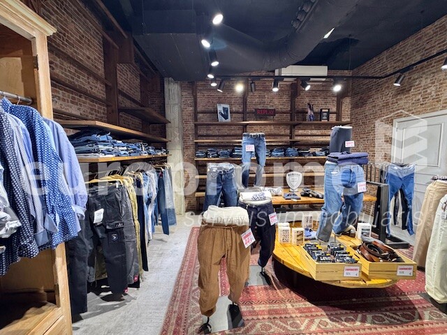 Local de 270 m² situado en primera línea comercial!