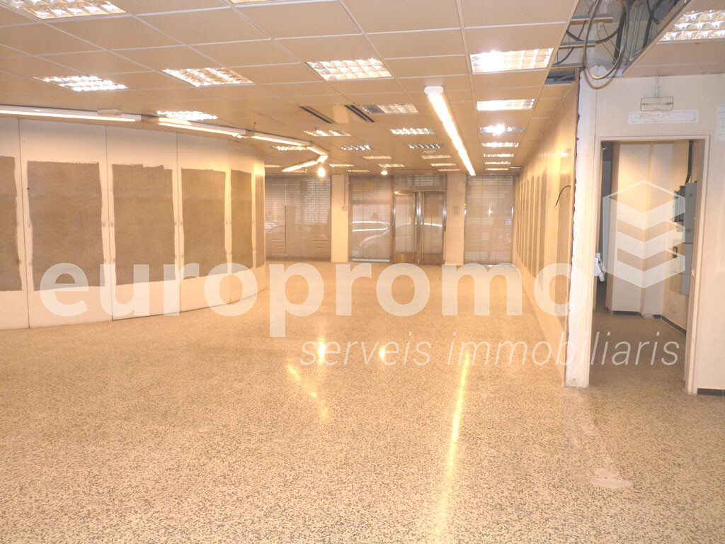 Local comercial de 650 m² con 10 m de fachada situado en el Eixample de Girona.