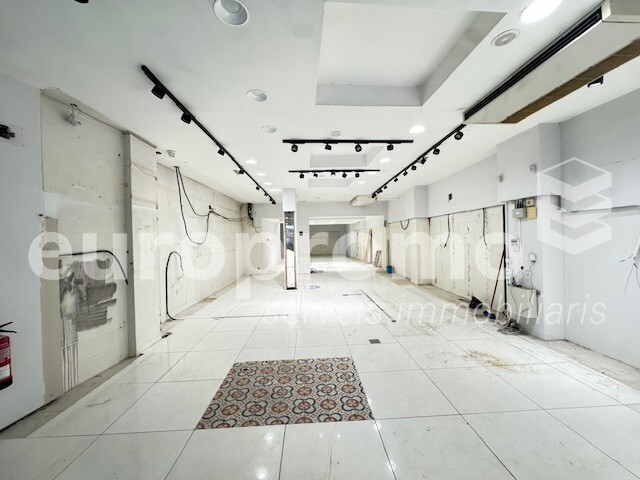 Local de 267 m2 y 8 ml de fachada, situado en la calle Santa Clara de Girona.